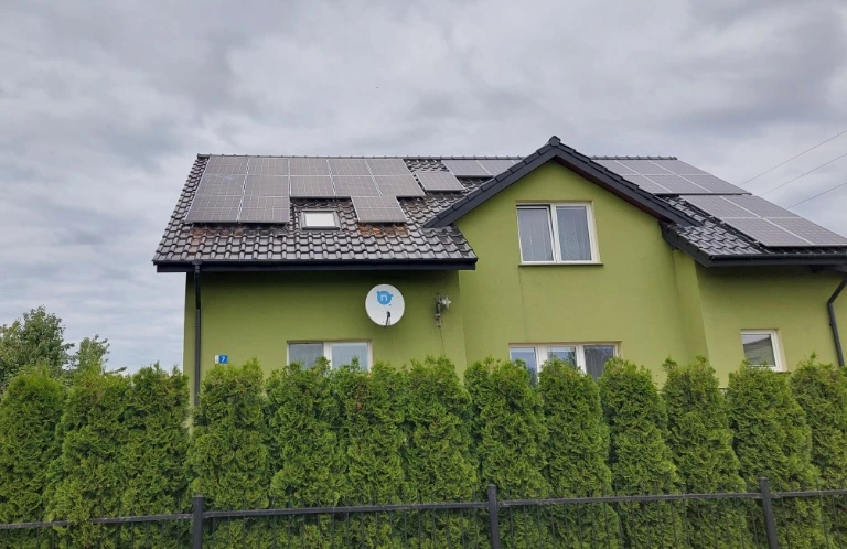 dom z ułożoną instalacją fotowoltaiczną na dachu