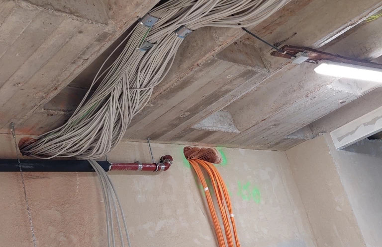 duża ilość kabli w instalacji elektrycznej